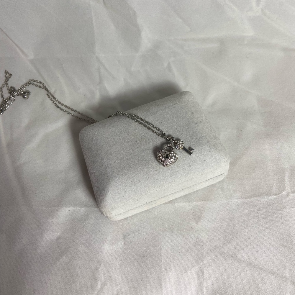 Elegant Heart Pendant Chain Necklace in Silver